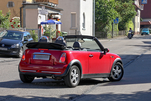 Mini Cabrio biegt ab