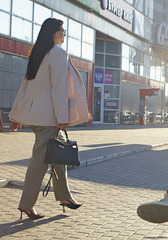 Par Maria - Femme d'affaire en talons hauts / Business Woman in high heels