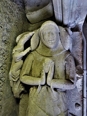 winchelsea church, sussex  c14 tomb of gervase de alard +1310, knight holding heart in hands