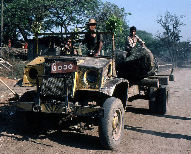 Holzabtransport in Burma 1981