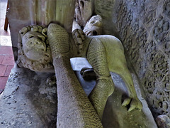 winchelsea church, sussex  c14 tomb of gervase de alard +1310, lion