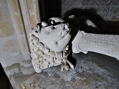 winchelsea church, sussex  c14 tomb of gervase de alard +1310, lion