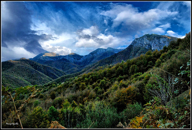 Montaña con nubes