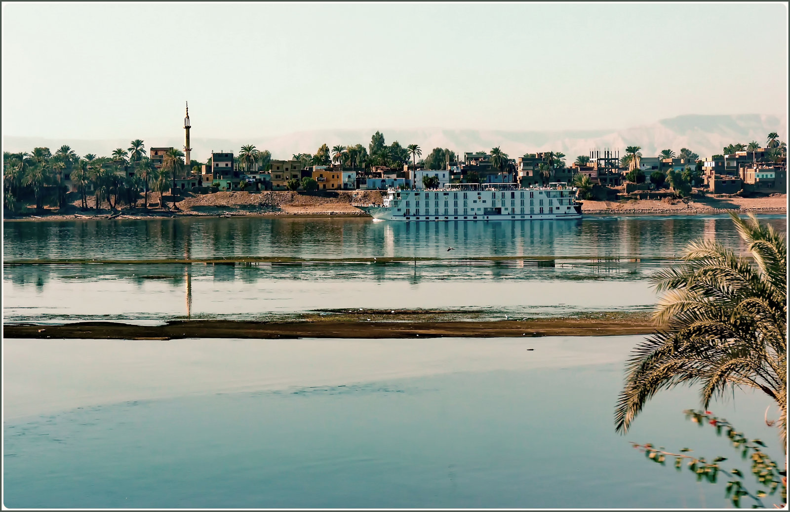 LUXOR : il Nilo e una delle tante navi che portano turisti nella crociera sul fiume