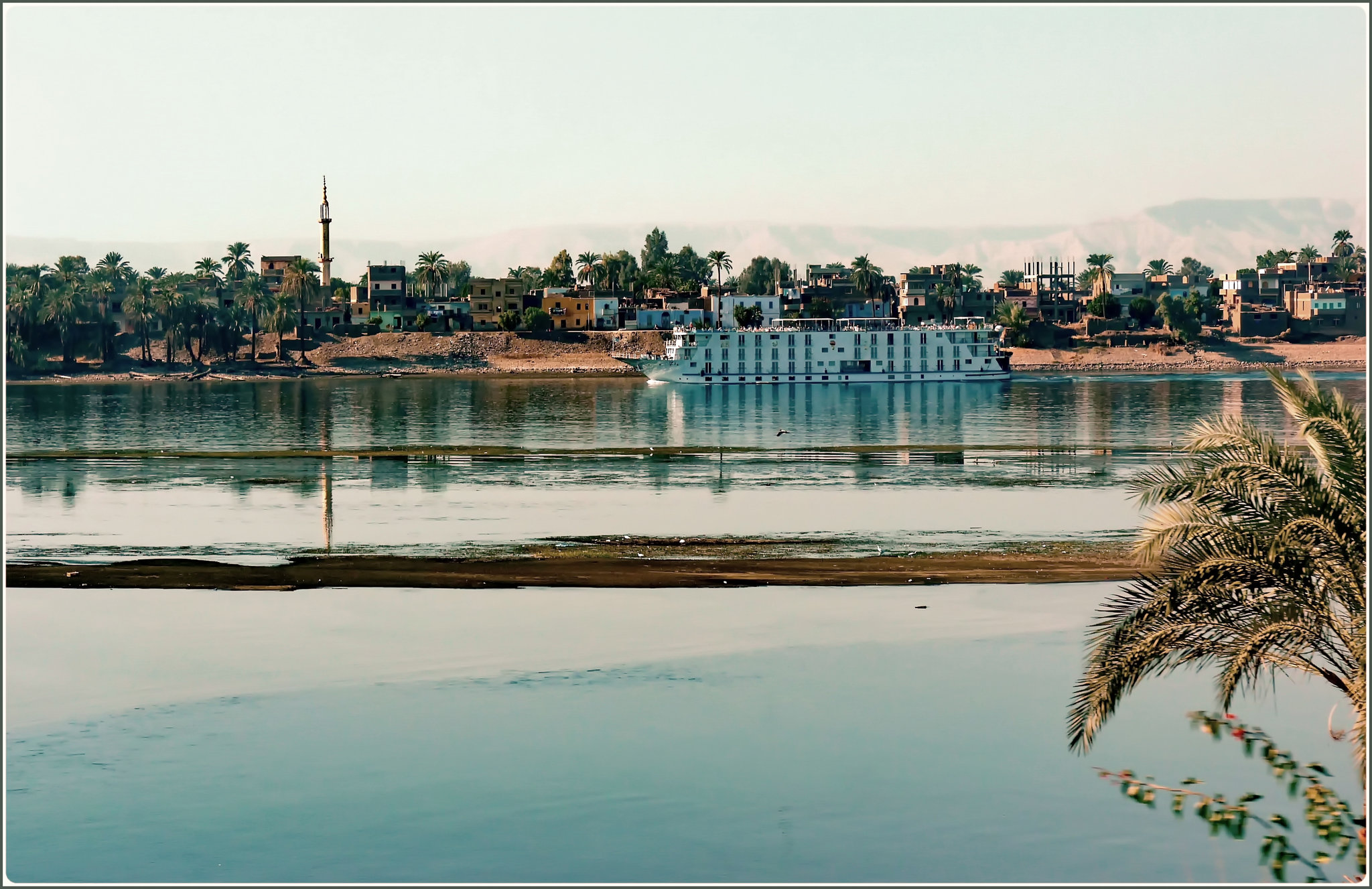 LUXOR : il Nilo e una delle tante navi che portano turisti nella crociera sul fiume