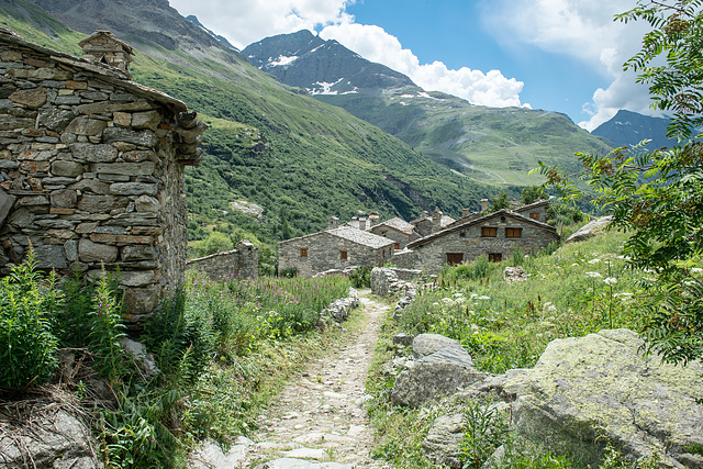 L'Ecot: Renovierte Steinhäuser und Hauptgasse ("Dorfstrasse")