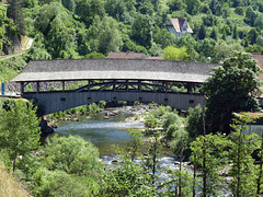 Die Holzbrücke über die Murg ist das Wahrzeichen von Forbach