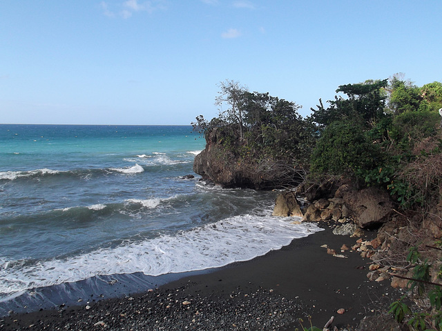 Plage sauvage et hostile