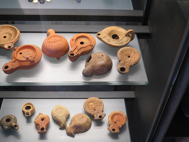 Musée archéologique de Zadar : lampes à huile.