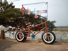 Mountain bike on above Mekong river / Vélo de montagne au-dessus du Mékong