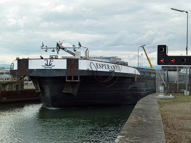 MS ESPERANTO verlässt die Schleuse Fessenheim Rheinaufwärts