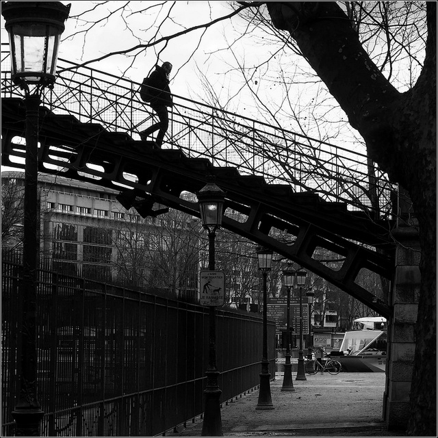 Passerelle avec silhouette