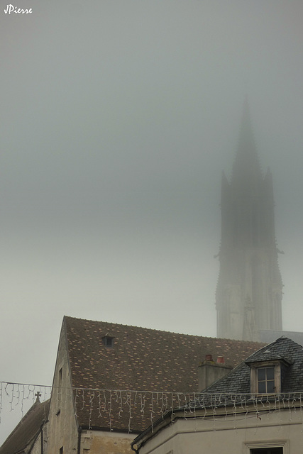 Senlis- La cathédrale dans le bouillard
