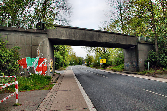 Brücke der ehem. Bahnstrecke Fröndenberg–Kamen über der Heerener Straße (Kamen) / 29.04.2023