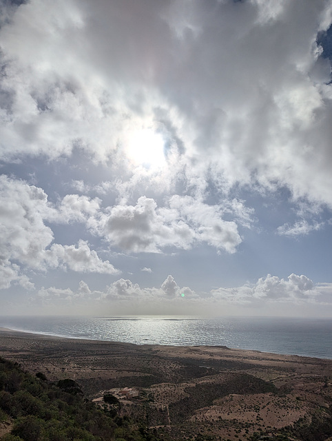 Terre et mer avec superbes nuages / Cloudy seascape