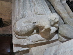 clifton reynes church, bucks (29)dogs at feet of lady's effigy on late c14 tomb c.1385, perhaps wife of thomas reynes III