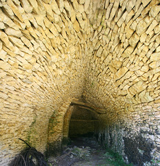Intérieur d'un édifice en pierre sêche (Périgord noir)