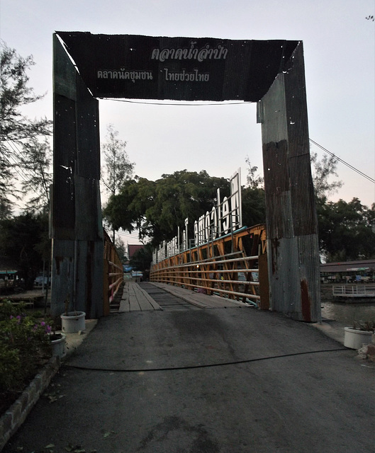 Welcome to floating Lampam market (2)