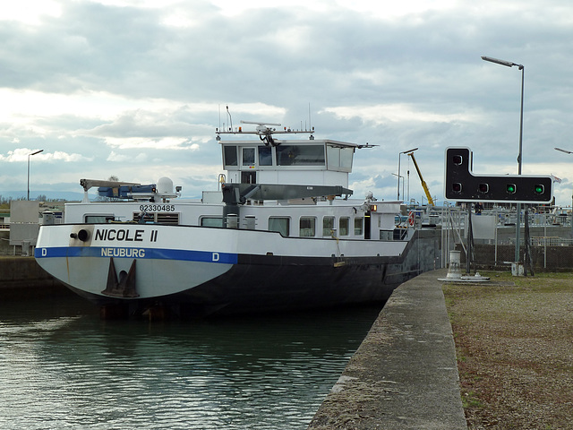 NICOLE II bei der Einfahrt auf Oberwasser in die Schleuse Fessenheim