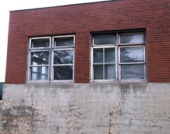 Briques et fenêtres / Bricks and windows