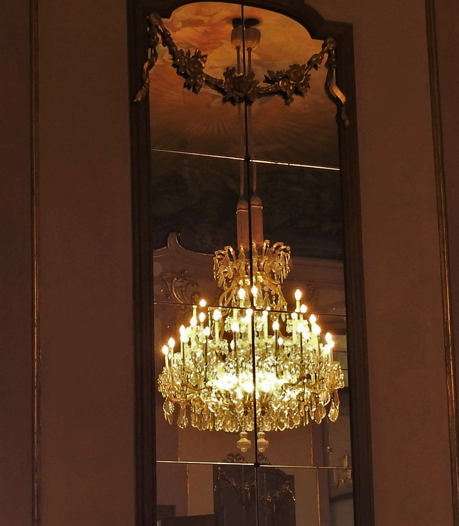 Kronleuchter im Spiegel