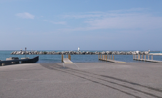 Trois quais, un phare /  One lighthouse, three wharfs