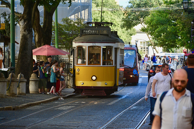 Lisbon 2018 – Eléctrico 575 taking in passengers