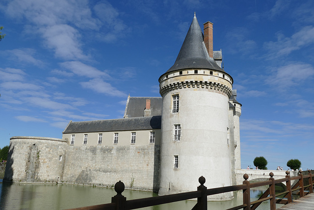 Le château de Sully-sur-Loire. Les douves.