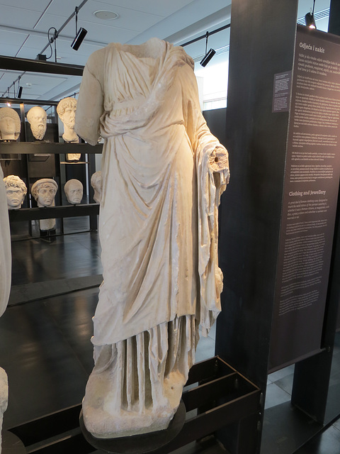 Musée archéologique de Zadar : statue féminine de la collection Danieli-Pellegrini