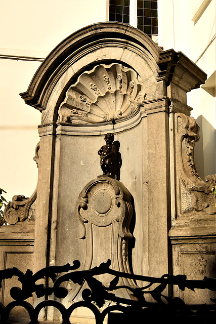 Manneken Pis behind a fence!