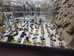 Chaussures assorties en vitrine pour dames / Mine of shoes (As says George)