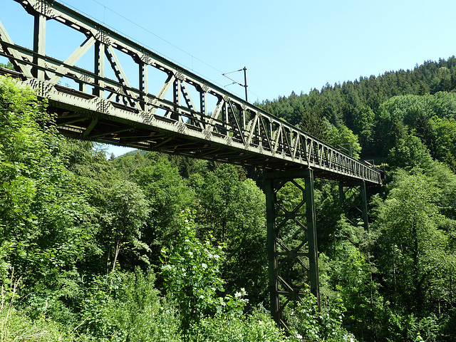 Forbach. Unmittelbar nach dem Verlassen des Hauler-Tunnels südlich von Forbach Einfahrt auf die Holdereck-Brücke.