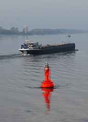 Binnenschiff auf der Elbe