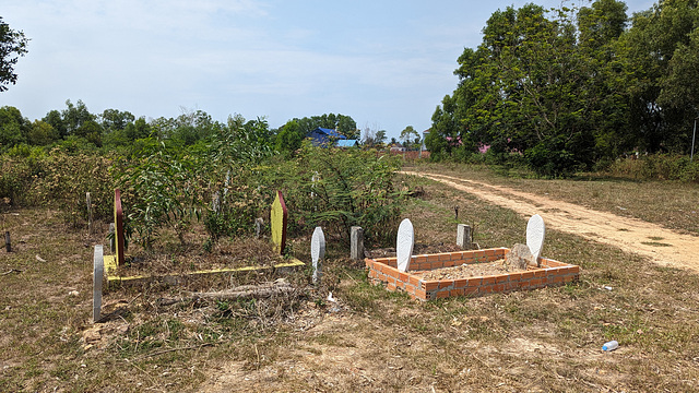 Cimetière cambodgien / Cambodian cemetery