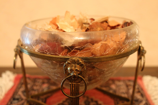 Crackle glass bowl with potpourri (Explored)