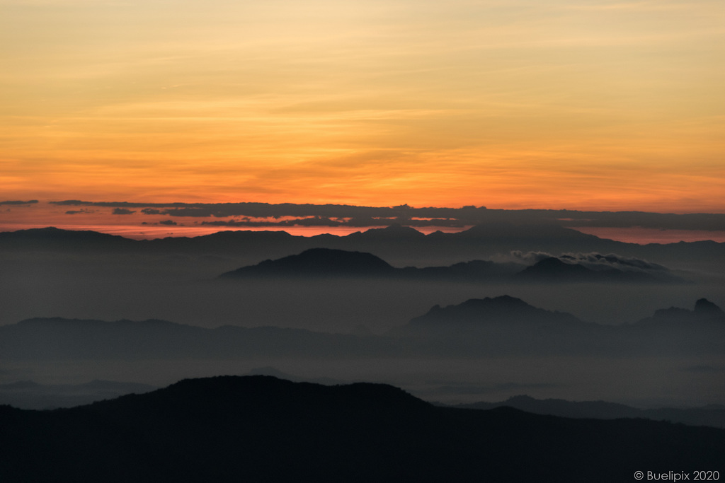 Sonnenaufgang auf dem Mount Kyaiktiyo - view on black background  (© Buelipix)