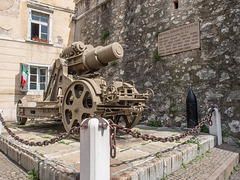Kanone vor Museum
