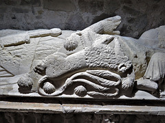 winchelsea church, sussex  c14 tomb of stephen alard +1330, lion on shield