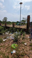 Cimetière cambodgne avec détritus inclus / Cemitério do Camboja, incluindo o lixo
