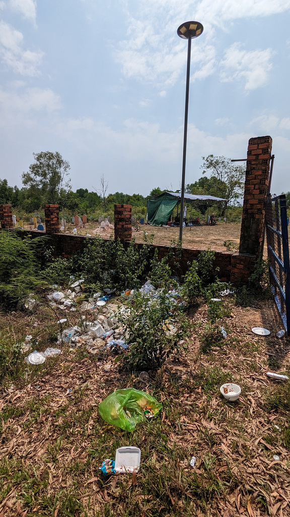 Cimetière cambodgne avec détritus inclus / Cemitério do Camboja, incluindo o lixo