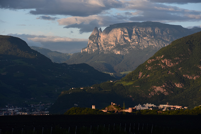 Bozen und Schlern in der Abenddämmerung