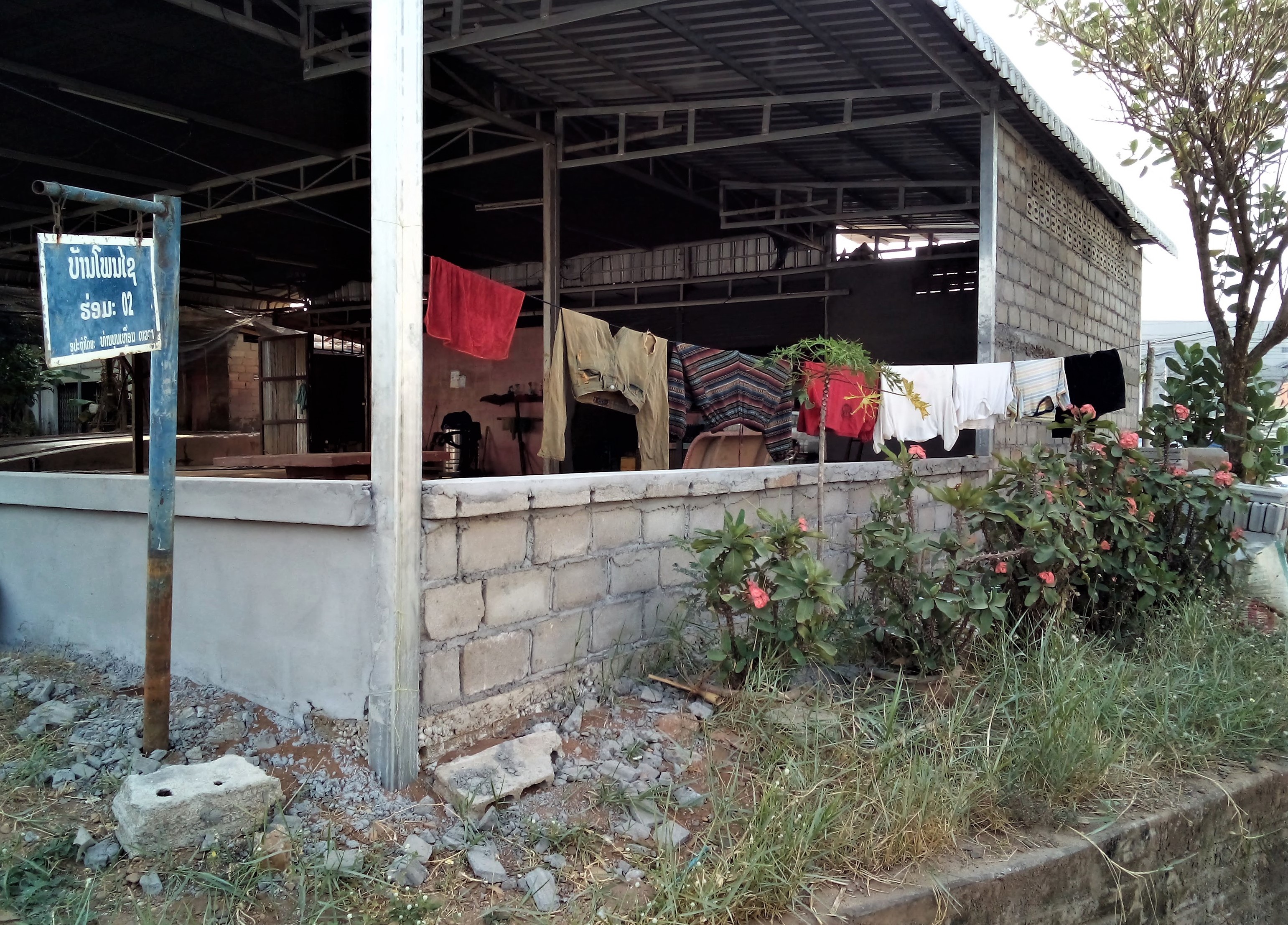 Séchage poussiéreux / Dusty clothes drying  (Laos)