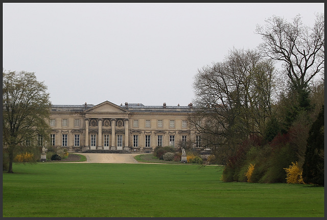 le palais imperial de compiegne vu de son parc ....