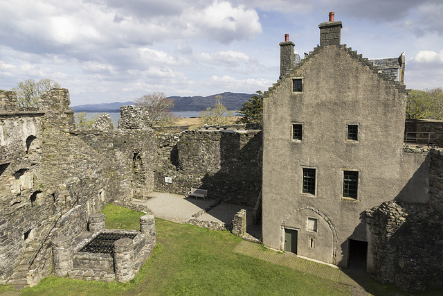 Dunstaffnage Castle courtyard and gatehouse