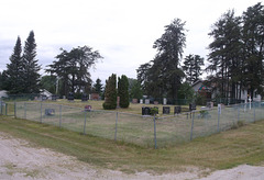 Cimetière et clôture / Fence and cemetery