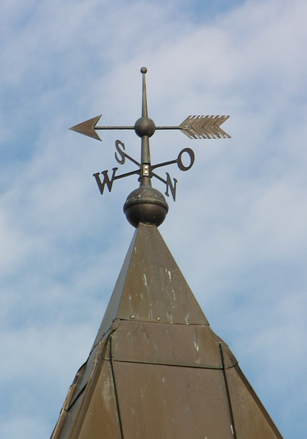 Wetterfahne auf dem blauen Eckhaus