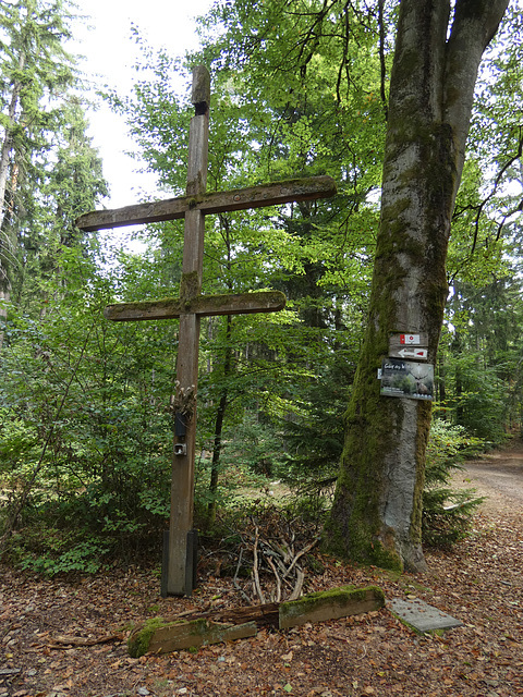 beschädigtes Dreikreuz