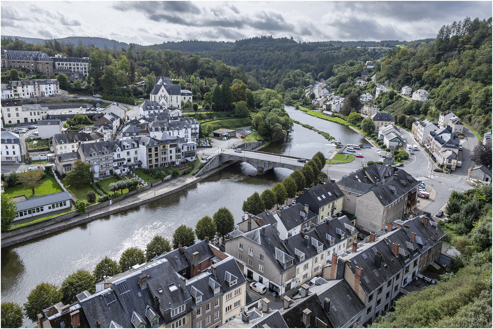 Pip - Au pied du château, la petite ville de Bouillon