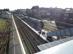 Vue vers les rails de la gare de Vitré (35) , depuis la passerelle .