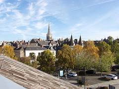 Vue depuis la passerelle de la gare, vers la ville de Vitré (35)